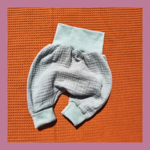 mitwachsende Babyhose in seegrün aus Baumwoll-Musselin Gr. 50-62